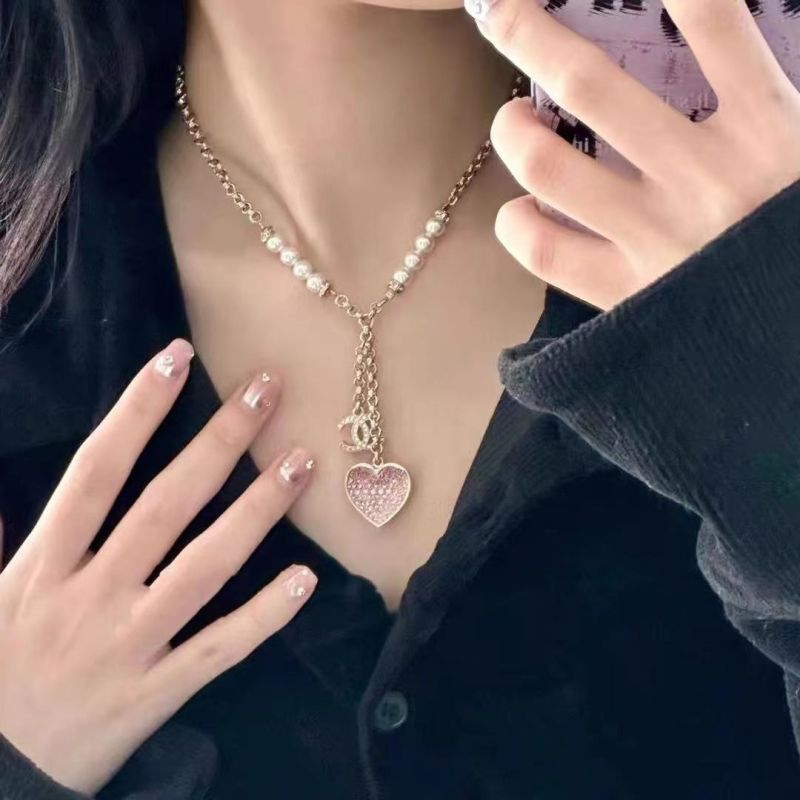 AAAA Réplique Chanel Collier de perles dégradées en forme de cœur rose tendance
