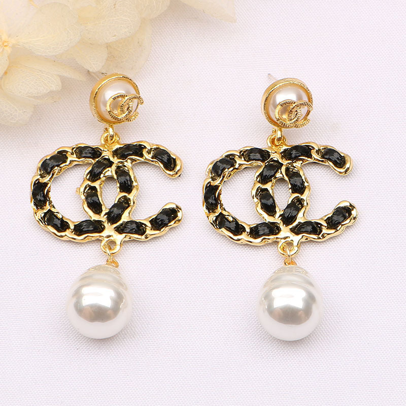 Replica Designer Chanel Women Hand-Wearing Cowhide Shell Beads Simple Personality Earrings