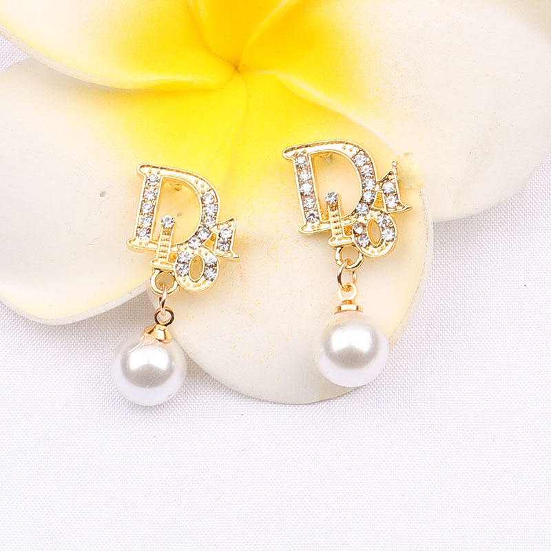 Replica Designer Dior Creative Imitation Pearl Stud Earrings