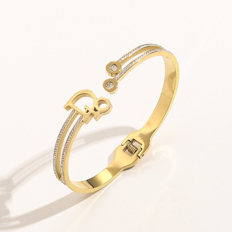 Replica Designer Dior Simple Metal Letter Bracelet