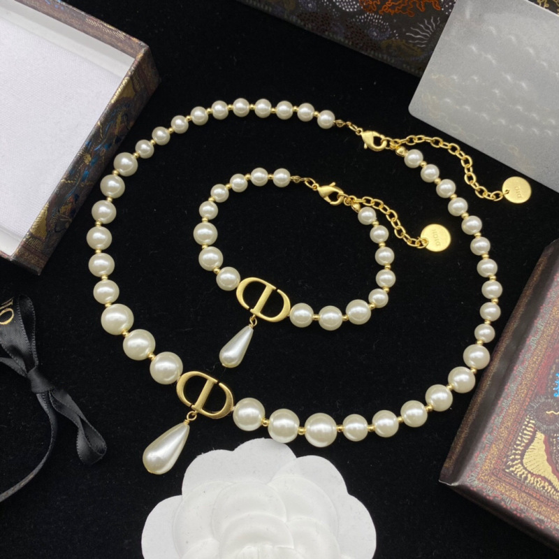 Replica Designer Dior Vintage Letter Imitation Pearl Bracelet And Necklace