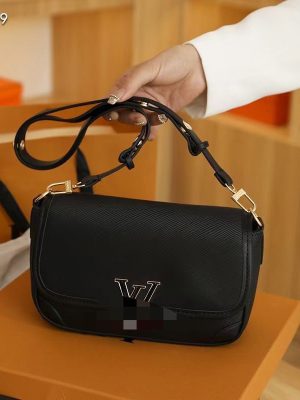 Replica Designer Louis Vuitton Simple Solid Color Metal Letter Shoulder Bag